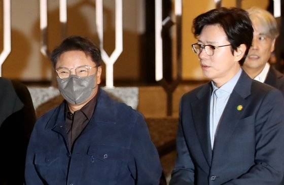 이수만 SM엔터테인먼트 전 총괄 프로듀서와 가수 겸 배우 김민종이 지난 14일 서울 용산구 그랜드하얏트호텔에서 열린 한·몽 경제인 만찬에 참석하고 있다. 뉴스1