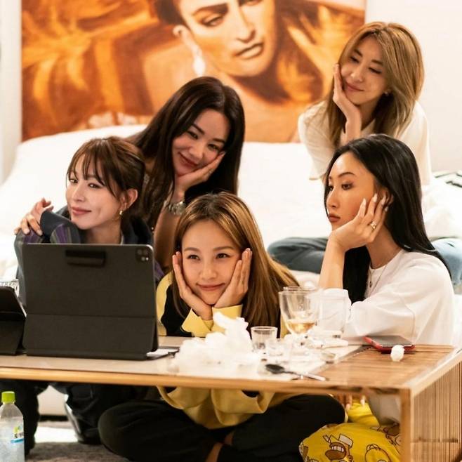 (왼쪽부터 시계 방향으로)가수 보아, 엄정화, 김완선, 화사, 이효리/사진=김완선 인스타그램