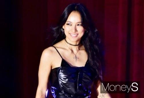 가수 이효리가 안테나와 손을 잡았다. 사진은 2017년 7월 서울 광진구 건국대학교 새천년홀에서 열린 정규 6집 앨범 발매 기자간담회에 참석한 가수 이효리. /사진=임한별 기자