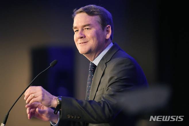 [콜로라도=AP/뉴시스] 연설 중인 마이클 베넷 민주당 상원의원 2023.02.16