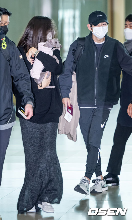 [OSEN=인천공항, 민경훈 기자] 배우 송중기가 부인 케이티 루이스 사운더스와 함께 16일 넷플릭스 영화 '로기완' 해외 로케이션 촬영차 인천국제공항을 통해 출국했다.배우 송중기와 부인 케이티가 출국장으로 이동하고 있다. 2023.02.16 / rumi@osen.co.kr