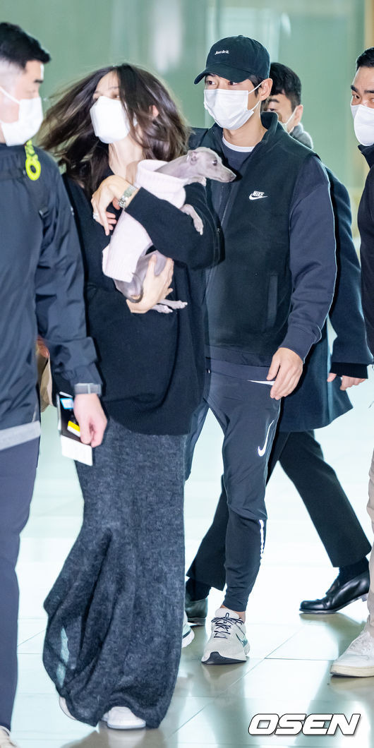 [OSEN=인천공항, 민경훈 기자] 배우 송중기가 부인 케이티 루이스 사운더스와 함께 16일 넷플릭스 영화 '로기완' 해외 로케이션 촬영차 인천국제공항을 통해 출국했다.배우 송중기와 부인 케이티가 출국장으로 이동하고 있다. 2023.02.16 / rumi@osen.co.kr