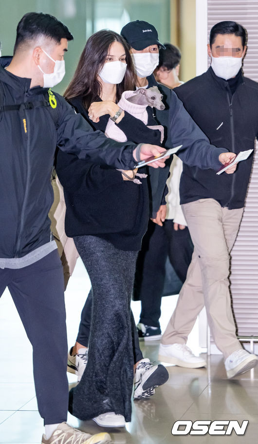 [OSEN=인천공항, 민경훈 기자] 배우 송중기가 부인 케이티 루이스 사운더스와 함께 16일 넷플릭스 영화 '로기완' 해외 로케이션 촬영차 인천국제공항을 통해 출국했다.배우 송중기와 부인 케이티가 출국장으로 이동하고 있다. 2023.02.16 / rumi@osen.co.kr
