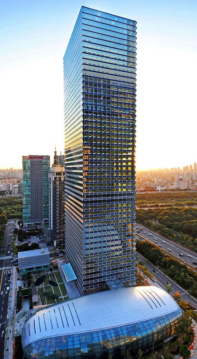 전국경제인연합회가 2016년 박근혜정부 국정농단 사태 당시 K스포츠·미르재단을 위한 후원금을 모금한 사실이 드러난 이후 4대 그룹 탈퇴 등으로 쇠락의 길로 접어들었다. 사진은 23일 정기총회에서 신임 회장 선임과 쇄신안 발표 등이 예상되는 전경련의 사옥 전경. 전경련 제공