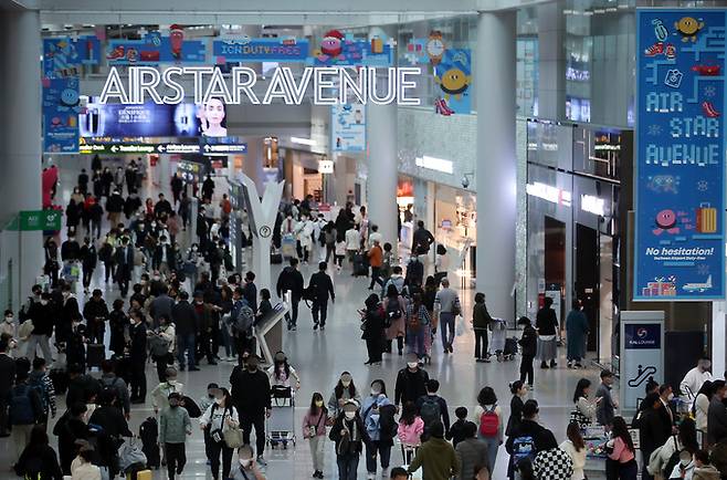 14일 오전 인천국제공항 면세구역이 여행객들로 붐비고 있다. 인천공항=뉴스1