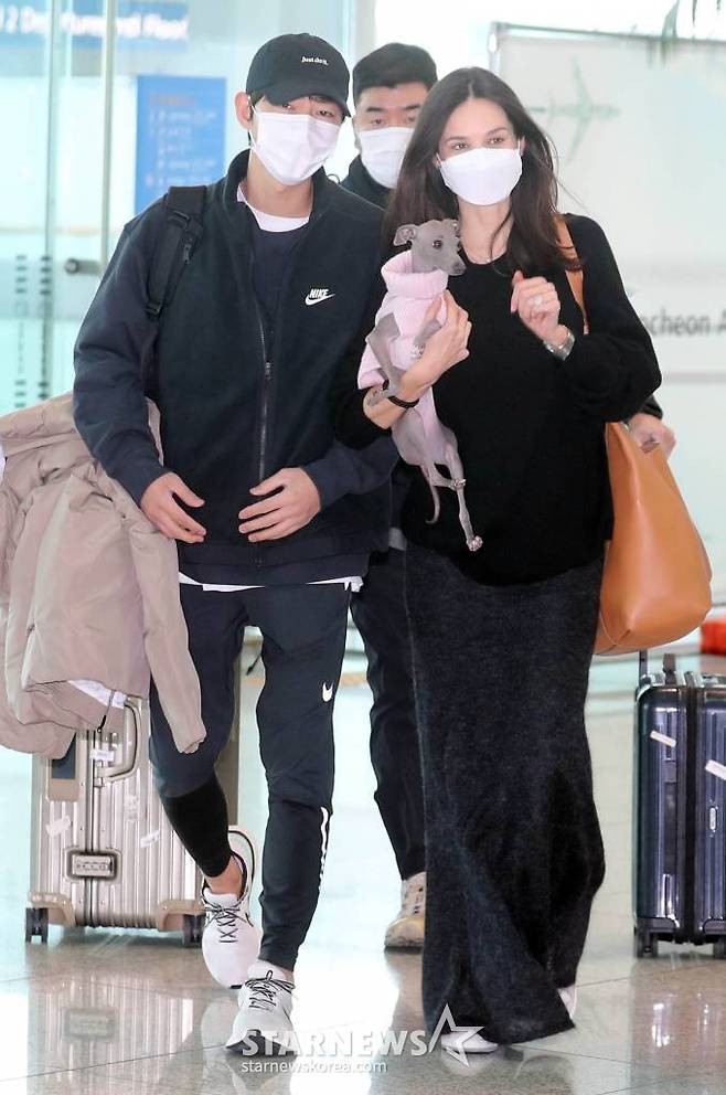 Song Joong-ki was detained in Hungary through Incheon International Airport on the afternoon of the afternoon of the afternoon of the afternoon of the afternoon of the afternoon of the afternoon.On the same day, Song Joong-ki visited the airport with his wife, Katie Lewes Saunders, who was about to give birth, and Katie was holding a dog in pink in her chest.After the announcement of the pregnancy, public attention exploded over the appearance of the family in front of the camera, with Song Joong-ki looking relaxed and happy as he greeted fans celebrating the marriage.In particular, Katie Lewes Saunders was wearing a large diamond ring on her fourth finger on the left, so she focused on Sight.On the other hand, Song Joong-ki said in his fan caf on the 30th of last month, I pledged to share my future life with Katie Lewes Saunders, who has been supporting me and cherishing each other and cherishing each other. She has a good heart, I have lived my life passionately.Hes admirably wise and wonderful, and Im truly grateful for the life that has come between us.And today, based on deep trust and love, we are reporting marriage to start life as a couple. The marriage ceremony and the date of birth are not known in detail, but it is expected to give birth this summer.
