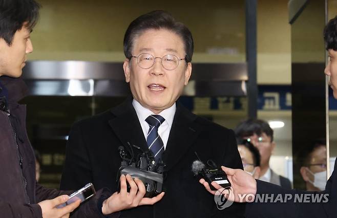 기자 질문에 답하는 이재명 대표 더불어민주당 이재명 대표가 2월 10일 서울 서초구 서울중앙지방검찰청에서 위례 신도시·대장동 개발사업 의혹과 관련해 조사를 받고 청사를 나서며 기자들의 질문에 답하고 있다. [연합뉴스 자료사진]