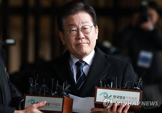 카메라 응시하는 이재명 대표 (서울=연합뉴스) 홍해인 기자 = 더불어민주당 이재명 대표가 10일 서울 서초구 서울중앙지방검찰청에 도착해 위례 신도시·대장동 개발사업 의혹과 관련해 소환 조사를 받기 위해 검찰 청사로 들어가던 중 취재진의 질문을 받고 있다. 2023.2.10 hihong@yna.co.kr