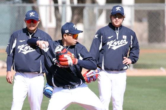 WBC 준비를 위해 호주와 미국을 오가며 훈련한 국가대표 포수 양의지(사진 가운데). 최근 두 차례 한·일전 패배 설욕이 목표다. [연합뉴스]