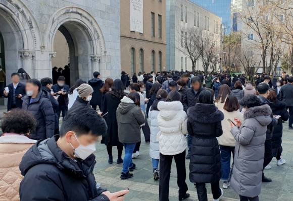 17일 서울 중구 서울시립미술관을 찾은 시민이 한 모바일 금융플랫폼이 진행한 포인트 이벤트에 참여하고 있다. 이 플랫폼이 진행한 이벤트는 사람이 많이 모일수록 많은 포인트를 얻을 수 있어 점심시간 동안 많은 시민들이 시립미술관에 모였다./사진=뉴스1
