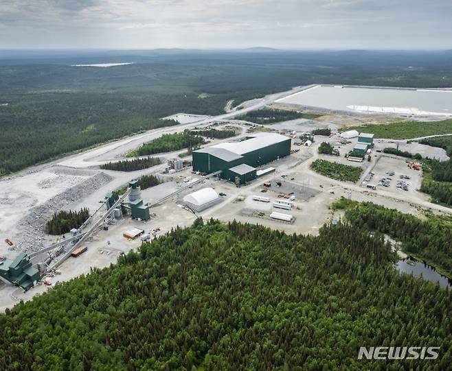 [서울=뉴시스]LG화학은 17일 미국 광산 업체 피드몬트 리튬과 20만t 규모의 리튬 정광 구매 계약을 체결했다고 밝혔다. 사진은 북미에서 올해 유일하게 상업 생산이 가능한 캐나다 퀘벡의 NAL 리튬 광산 (사진 = LG화학 제공) 2023.2.17. photo@newsis.com