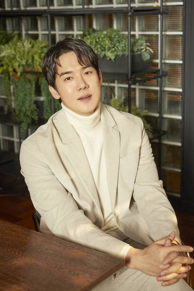 영화 '멍뭉이'(감독 김주환)의 주연배우 유연석이 17일 오전 진행된 인터뷰를 위해 포즈를 취하고 있다.  집사 인생 조기 로그아웃 위기에 처한 '민수'와 인생 자체가 위기인 '진국', 두 형제가 사랑하는 반려견 '루니'의 완벽한 집사를 찾기 위해 면접을 시작하고, 뜻밖의 '견'명적인 만남을 이어가는 영화 '멍뭉이'는 3월 1일 개봉한다. /2023.02.17 /사진=이동훈 기자 photoguy@