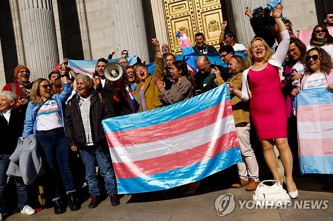 스페인 의회 앞에서 성 정정 간소화법 통과를 환영하는 사람들 [로이터=연합뉴스. 재판매 및 DB 금지]