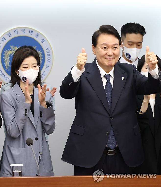 누리호 연구자에게 엄지척하는 윤석열 대통령 (서울=연합뉴스) 안정원 기자 = 윤석열 대통령이 21일 서울 용산 대통령실 청사 영상회의실에서 한국형 발사체 누리호(KSLV-Ⅱ) 발사가 끝난 뒤  고정환  한국항공우주연구원 한국형발사체개발사업 본부장과 영상통화를 하며 엄지척을 하고 있다. 2022.6.21 jeong@yna.co.kr