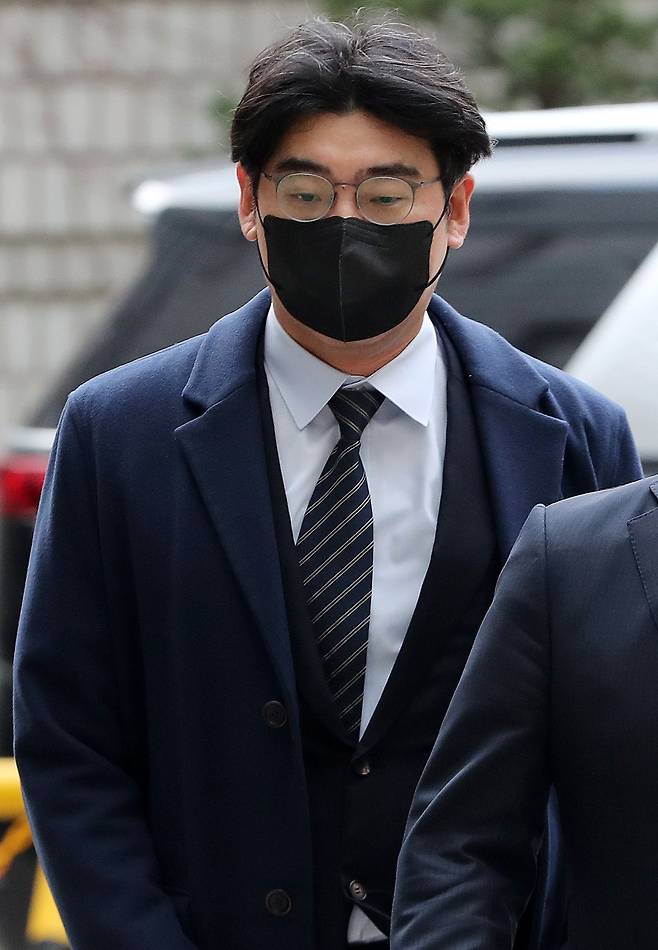 송치형 두나무 의장이 지난해 12월 서울 서초구 서울고등법원에서 열린 자전거래 및 시세조작 혐의 관련 공판에 출석하고 있다. /뉴스1