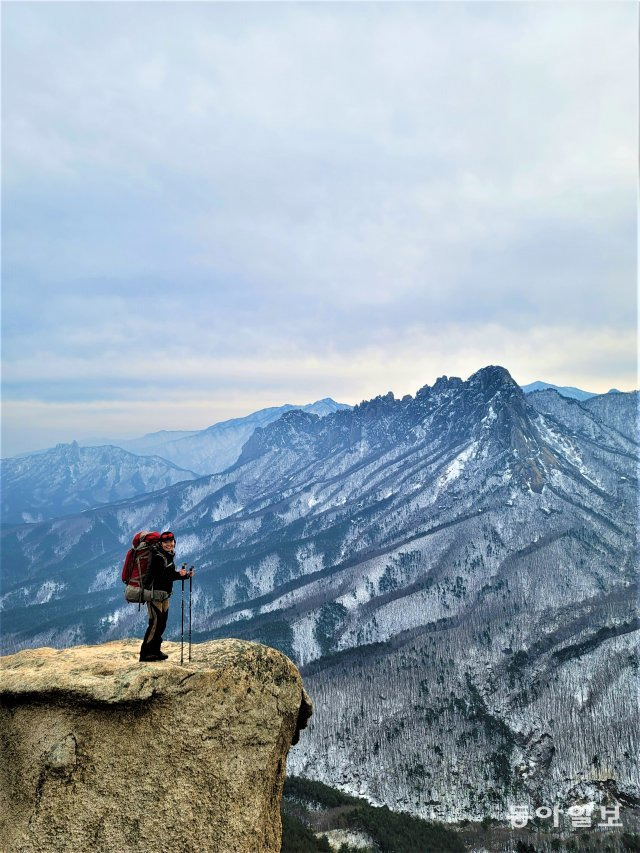 신선대 암반의 바위 끝에 서서 울산바위를 배경으로 사진을 찍는 등산객 황현주 씨.   전승훈 기자 raphy@donga.com