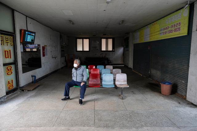 지역 주민 박용철(86)씨가 14일 김제 시내에서 병원 진료를 보기 위해 빛이 바랜 대합실 의자에 앉아 버스를 기다리고 있다.
