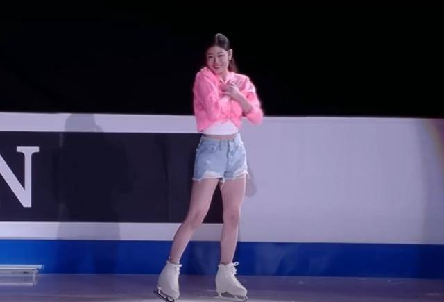 이해인이 2023 4대륙 피겨스케이팅 선수권대회가 끝난 뒤 열린 '갈라쇼'에서 아이돌그룹 아이브의 곡 '애프터 라이크(After Like)'에 맞춰 춤을 추고 있다. SBS 방송화면 캡처