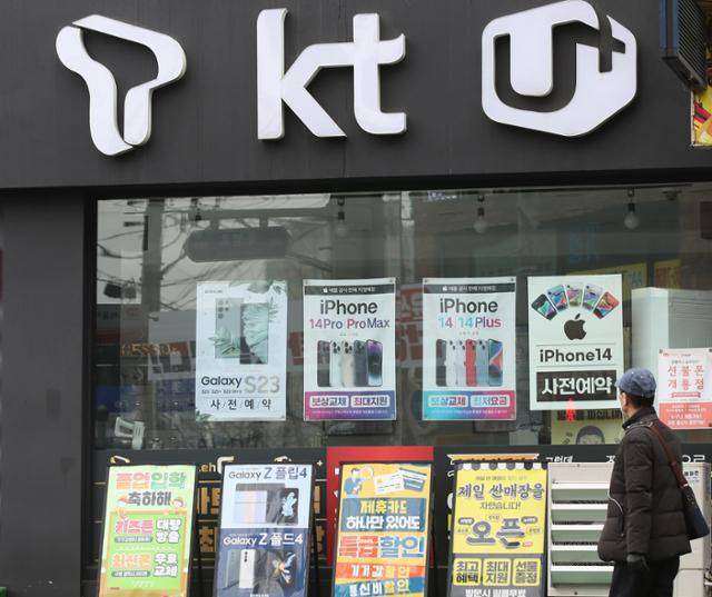 SK텔레콤, KT, LG유플러스 등 통신 3사의 연결 재무제표 기준 지난해 영업이익 합계가 약 4조3,835억 원으로 집계됐다. 10년 만에 3사 영업이익 합이 4조 원을 넘겼던 2021년(4조380억 원)보다도 좋은 실적을 거두자 윤석열 대통령은 통신시장의 과점 문제를 지적했다. 사진은 10일 서울 시내 한 휴대전화 대리점. 뉴시스