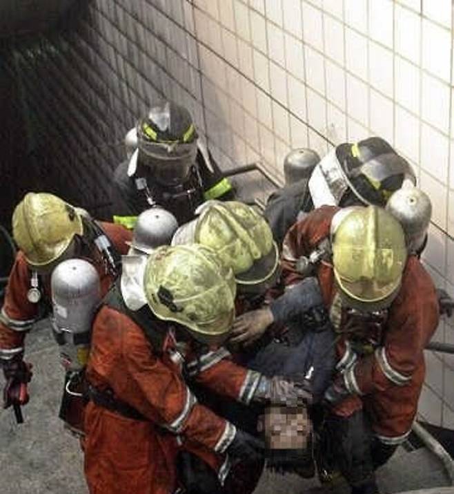 참사 당일 구조되고 있는 시민. / 사진 = 연합뉴스