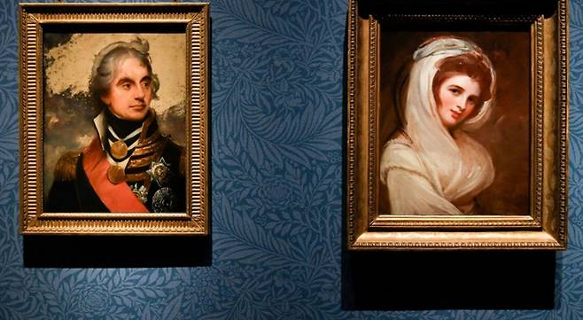 지난해 4월 국립중앙박물관이 영국국립초상화미술관과 협업해 열린 ‘시대의 얼굴-셰익스피어에서 에드시런까지’ 특별전에서 호레이쇼 넬슨(왼쪽)과 엠마 해밀턴의 사진이 나란히 전시돼 있다. 그들은 죽어서까지 함께하고 있는 셈이다. <사진 제공=국립중앙박물관>