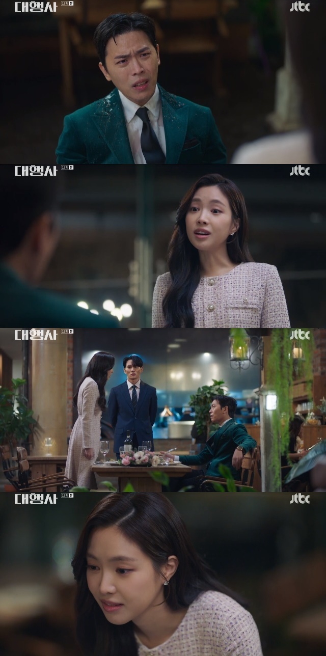 Son Na-eun inflicts The Punisher on Gut face-off manIn the 13th episode of JTBCs Saturday-Sunday drama An Agency (playwright Song Soo-han, director Lee Chang-min), which aired on February 18, Kang Hanna (Son Na-eun) gave cider to the man who was dating.On this day, Kang Hannas opponent listened to the wrong advice of strong water (Jo Bok-rae) and deliberately Gut to Park Yung-woo (Han Joon-woo).Kang Hanna said, Do it properly, but the other side puts wine on Park Yung-woos face, saying, This is not cheap, and Kang Hanna returns the same word, Sprayed.Kang Hanna said, What are you doing at a business meeting? You dont know the rules of a waiter. A person who is rude to a waiter or a subordinate is not a good person. You want to get involved with my family.Then its business. What do you know about me, who ordered me to eat wine and snails I hate?Kang Hanna said, All I know is that your family business sequence is the only ranking.I do not know where to put my drink on my face in front of me. He said, You are striking out because you have a montage, a bang fashion sense, and a bang business manners. 