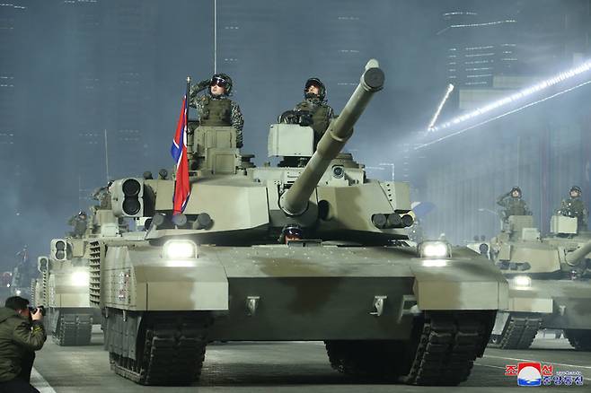 북한 인민군 창건(건군절) 75주년인 지난 8일 평양 김일성 광장에서 열린 열병식에서 신형 전차들이 행진하고 있다. 조선중앙통신·연합뉴스