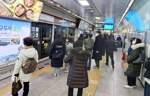 대구지하철 1호선 중앙역이 시민들로 붐비고 있다. 김덕용 기자