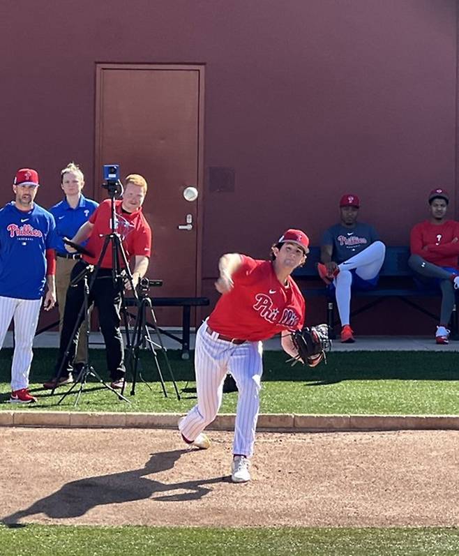 ▲ 앤드류 페인터가 스프링캠프에서 불펜 투구 중이다. ⓒ토드 졸렉키 SNS 캡처