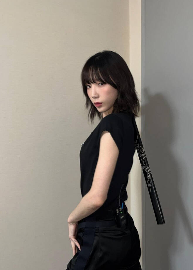 Taeyeon released a recent photo on the 18th.In the photo, Taeyeon is posing with a long sword.Taeyeon struck a powerful yet charismatic pose.