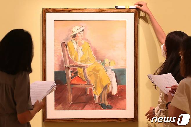 2021년 대구미술관에서 진행된 '이건희 컬렉션 특별전, 웰컴 홈-향연(饗宴)' 개막을 하루 앞두고 미술관 직원들이 작품을 점검하고 있다. 2021.6.28/뉴스1 ⓒ News1 자료 사진