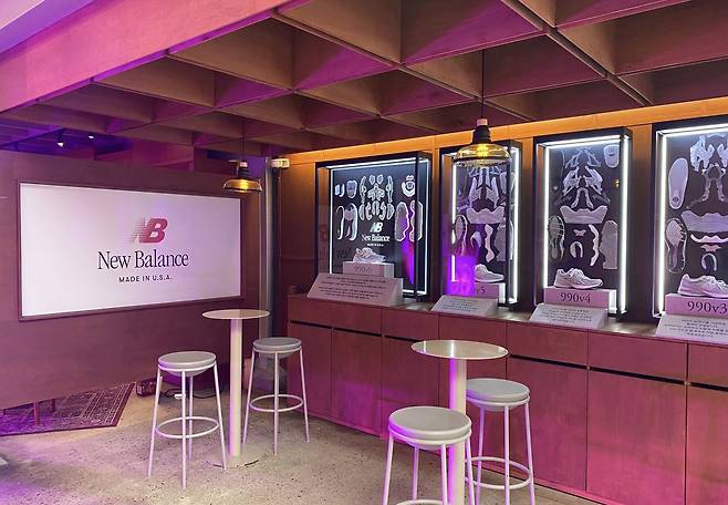 뉴발란스 '990v6' 팝업스토어 전경. 그동안 출시된 990 시리즈가 전시돼 있다. /김은영 기자