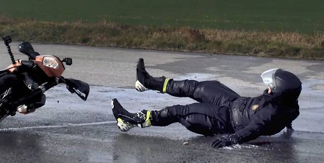 에어백 청바지 실험 장면. 운전자가 오토바이에서 떨어지면 청바지 안쪽에서 이산화탄소가 방출되고 허벅지와 엉덩이 부분이 부풀어 하반신을 보호한다,/Mo'cycle