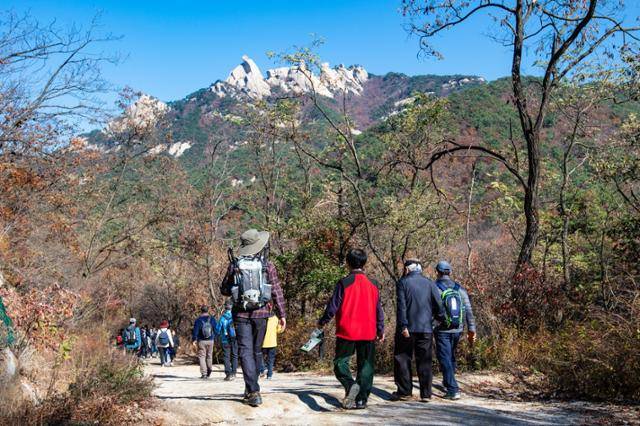 2018년 11월 단풍으로 물든 북한산 우이령길을 등산객들이 오르고 있다. 양주시 제공