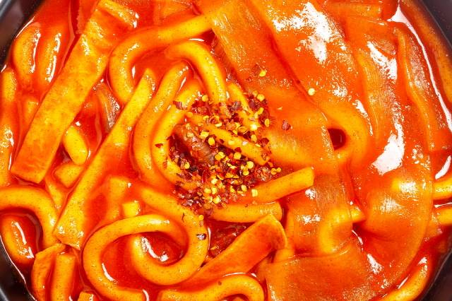 떡볶이, 마라탕 등 매운 음식을 자주 먹으면 위장벽이 자극돼 위염, 장염 등이 생길 수 있다/사진=클립아트코리아