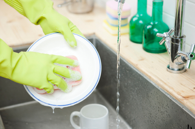 설거지를 할 때 헹굼 과정에 소홀한 사람이 많은데, 대충 헹궜다간 잔류 세제를 섭취할 수 있어 주의해야 한다./사진=게티이미지뱅크