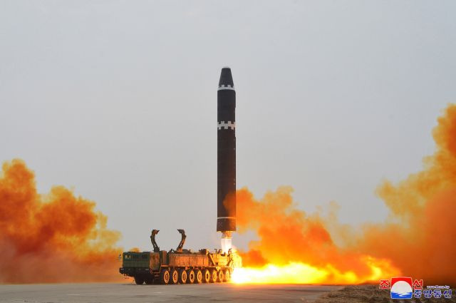 북한 조선중앙통신이 공개한 지난 18일 진행된 ICBM '화성-15형' 고각발사 훈련 장면. 연합뉴스