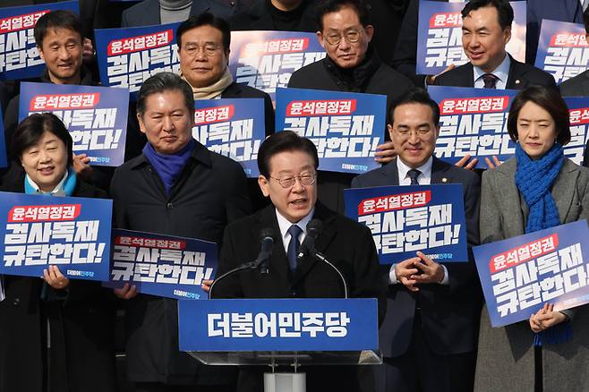 지난 17일 이재명 더불어민주당 대표가 서울 여의도 국회 본청 앞 계단에서 열린 ‘윤석열 정권 검사독재 규탄대회’에서 발언하고 있다. [사진=연합뉴스]