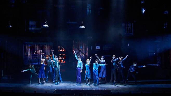 백인 집단 제트를 상징하는 핑거 스냅으로 시작하는 안무 ‘쿨’ [쇼노트 제공]