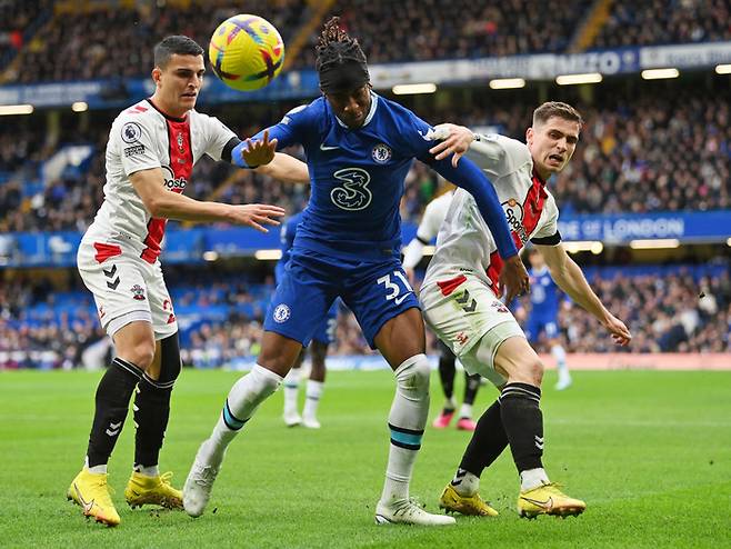 볼 경합을 펼치는 첼시 공격수 노니 마두에케. Getty Images 코리아