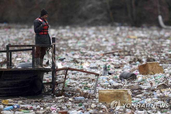 쓰레기 가득한 세르비아의 림강(2023.1.30) [AP=연합뉴스 자료사진]