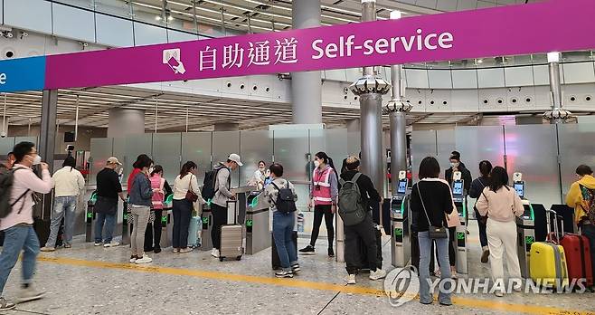 홍콩 고속철역 중국행 열차 탑승구 (홍콩=연합누스) 윤고은 특파원 = 18일 홍콩 카오룽 고속철역 중국행 열차 탑승구 앞. 2023.2.18.