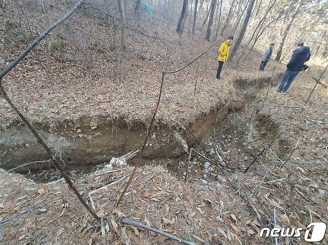 20일 경북 경주시 강동면 안계리 마을 뒷산에서 있는 산에서 땅 갈라짐(꺼짐) 현상이 발생했다. 주민 A씨는 "지난해 9월 태풍 힌남노 내습 이후부터 시작된 것 같다＂고 말했다. 땅 갈라짐은 길이 약 200m, 폭 약 2m, 깊이 1m50cm 정도의 크기로 추정된다.2023.2.20/뉴스1 ⓒ News1 최창호 기자