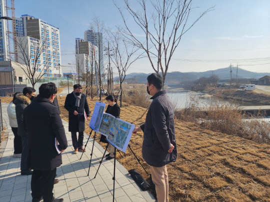 천안천 현장 점검 모습. 사진=충남도 제공