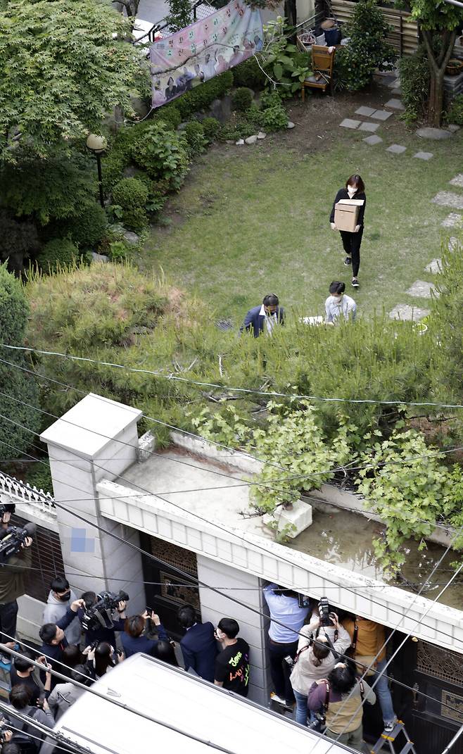 2020년5월 정의기억연대의 회계부정 의혹을 수사하는 검찰 직원들이 서울 마포구 정의기억연대의 `피해자 쉼터’에서 압수수색을 마치고 나오고 있다. 김혜윤 기자 unique@hani.co.kr