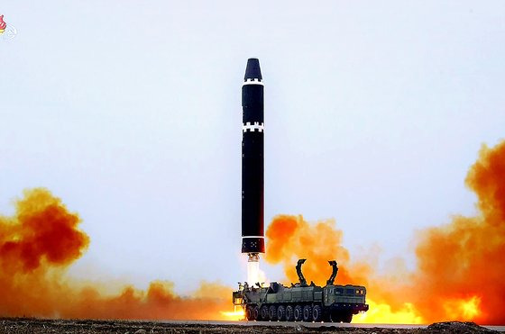 북한이 지난 18일 오후 대륙간탄도미사일(ICBM) '화성-15형'을 고각발사했다고 밝혔다. 북한의 ICBM운용부대인 제1붉은기영웅중대는 18일 오후 평양국제비행장에서 ICBM '화성-15'를 최대사거리체제로 고각발사했다고 조선중앙TV가 19일 보도했다. 조선중앙TV 캡처, 연합뉴스