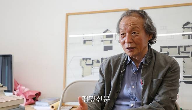 2018년 6월 5월 조성룡 건축가가 서울 팔판동 사무실에서 경향신문과 인터뷰를 하고 있다. 경향신문 자료사진