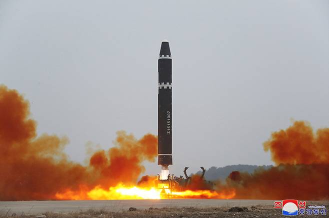 북한 대륙간탄도미사일(ICBM) 부대가 18일 오후 평양국제비행장에서 화성-15형 ICBM을 고각발사했다고 조선중앙퉁신이 19일 보도했다. 연합뉴스