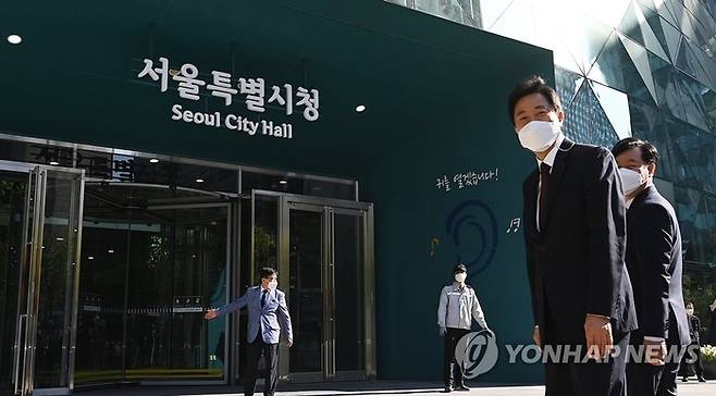 서울특별시 중구 태평로1가 서울특별시청. 오세훈 서울시장이 청사로 출근하고 있다. [사진 출처 = 연합뉴스]