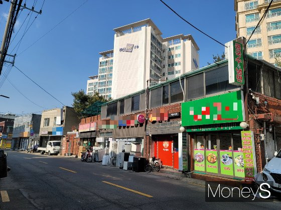 낮은 층수의 노후한 상가들이 밀집해 있다. /사진=신유진 기자